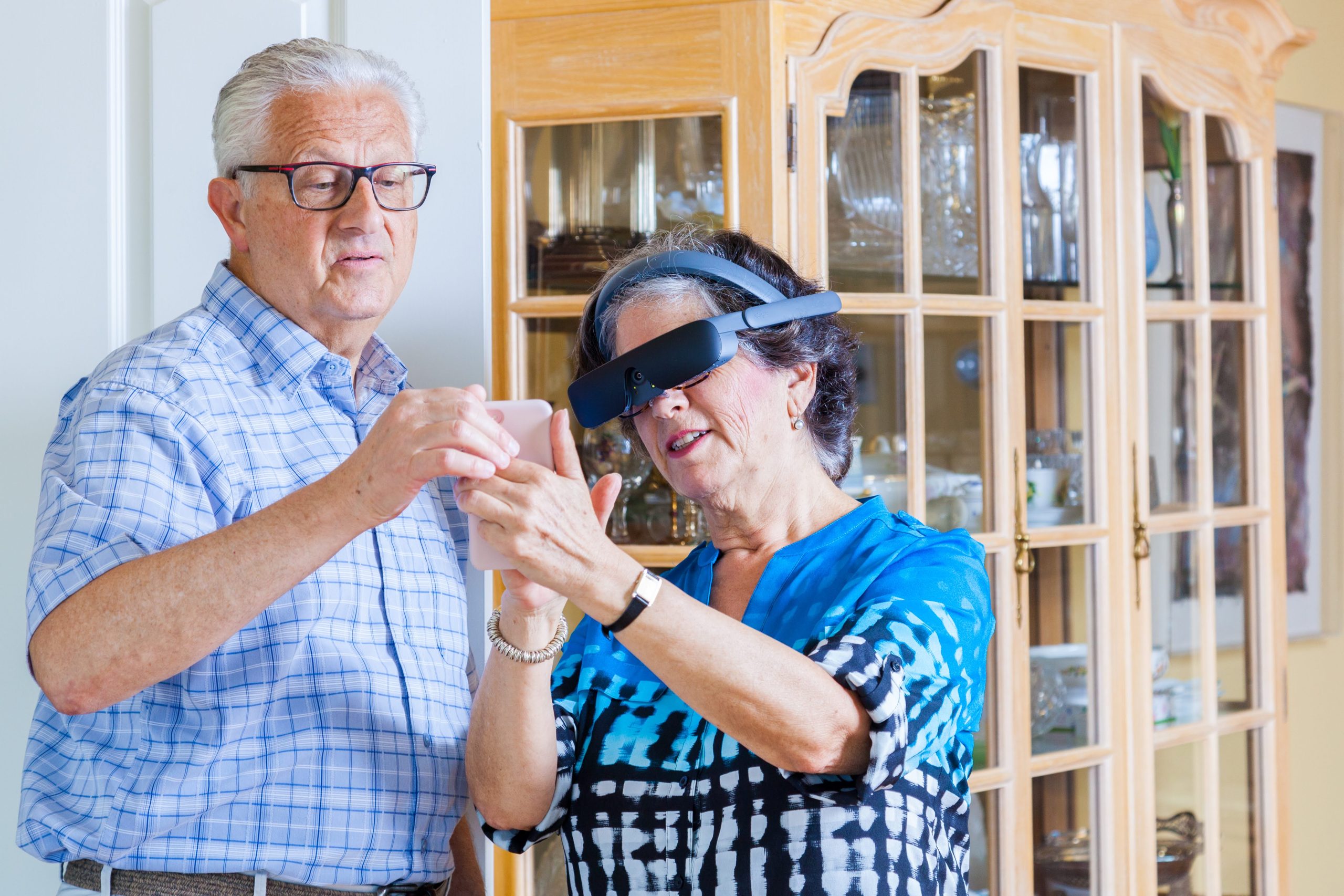 Couple using phone with eSight Couple using phone with eSight